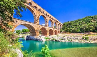 Destination Gard - View of the Pont du Gard aqueduct