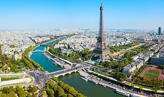 Destination Île-de-France - Vue aérienne de la seine et de la tour Eiffel 