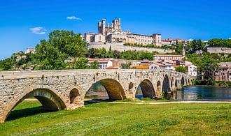 Destination Haute Corse - Vieux Pont old bridge and cathedral in Béziers