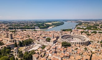 Reiseziel Languedoc Roussillon - Luftaufnahme von Arles von seinen antiken Ruinen