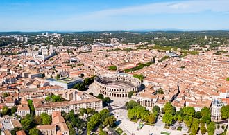 Reiseziel Languedoc Roussillon - Luftaufnahme von Nîmes von seinen antiken Ruinen