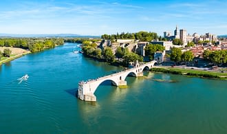 Reiseziel Vaucluse - Luftaufnahme über die Brücke und den Papstpalast in Avignon