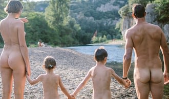 Campingplatz Domaine de la Sablière - Spaziergang mit der Familie am Privatstrand