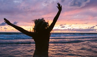 F4N - Goede redenen om je zwemkleding uit te trekken - Avondzwemmen op het strand