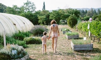 F4N - Goede reden om je zwemkleding uit te trekken - Wandeling met het gezin in de moestuinen