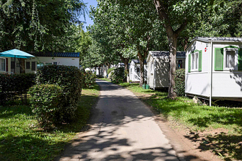 Camping Zelaia - Camping - Allée dans le quartier des mobil-homes confort