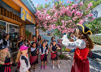 Camping Californie Plage - Les clubs enfants et ados - Enfants au min-club déguisés en pirates