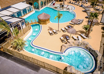 Camping Californie Plage - Photo gallery - Aerial view of the hot tubs and the outdoor swimming pool
