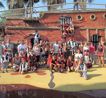 Camping Californie Plage - The kids and teens clubs - Group of children and activity leaders in the play area