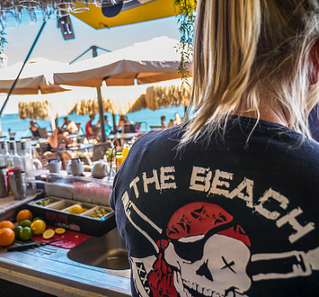 Camping Californie Plage - Restaurants - Serveerster maakt een cocktail in de bar \"de Beach\".