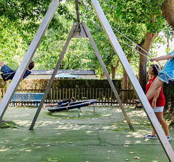 Camping Zelaia - Club enfants - Activité extérieure avec l\'animatrice du club enfants