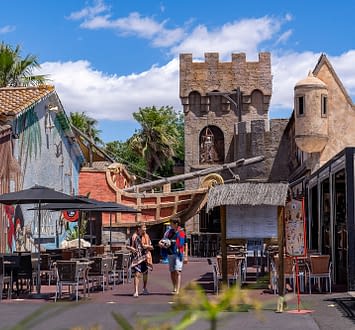 Camping Californie Plage - Galerie photo - Le cœur du village à la décoration dans le thème de la piraterie