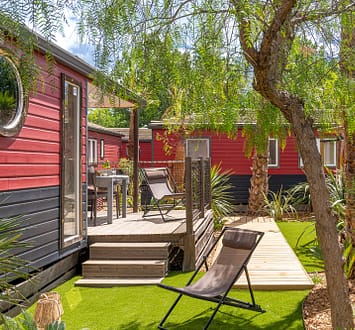Camping Californie Plage - H&eacute;bergements - Mobil-home Cap\'tain Crochet 4 personnes - Vue de la terrasse couverte et de l\'ext&eacute;rieur