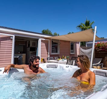 Camping Californie Plage - Hébergements - Mobil-home Caïcos Spa Premium - grande terrasse avec spa privatif
