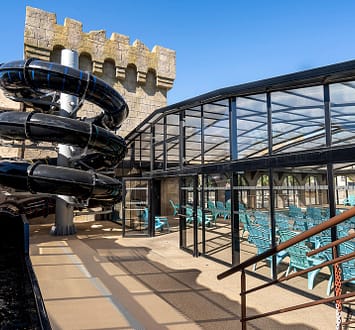 Camping Californie Plage - Galerie photo - Vue du toboggan et de la piscine couverte