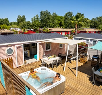 Camping Californie Plage - Galerie photo - Vue a&eacute;rienne d\'un mobil-home avec grande terrasse et spa privatif