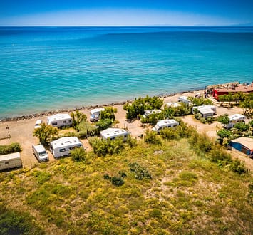 Camping Californie Plage - Emplacements - Vue aérienne des emplacements situés en bord de mer