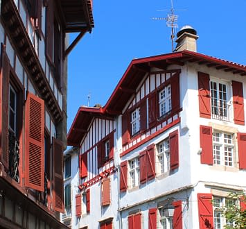 Camping Zelaia - Rue typique du Pays Basque