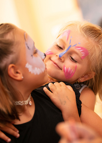 Amfora campsite - Activities and entertainment - Face painting activity at the kids club