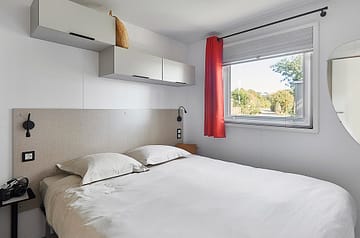 Campingplatz Les Mouettes - Mietunterkünfte - Cottage Classic 4 Blumen, 6 Personen, 3 Schlafzimmer, 1 Badezimmer - Elternschlafzimmer mit Doppelbett