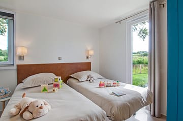 Campingplatz Les Mouettes - Mietunterkünfte - Cottage Natura Premium mit Whirlpool, 5 Personen, 2 Schlafzimmer, 2 Badezimmer - Kinderzimmer mit 2 Einzelbetten