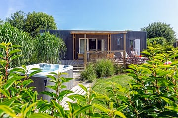 Campingplatz Les Mouettes - Mietunterkünfte - Cottage Natura Premium mit Whirlpool, 6 Personen, 2 Schlafzimmer, 2 Badezimmer - Terrasse mit Whirlpool