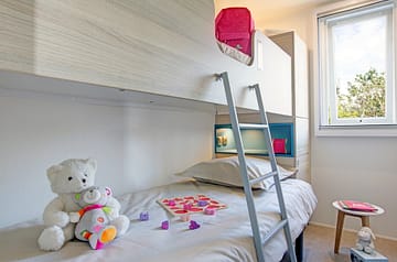 Camping Les Mouettes - Hébergements - Cottage Natura Premium avec spa, 6 personnes, 3 chambres, 2 salles de bain - chambre enfant avec 2 lits supersposés