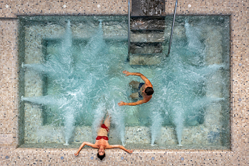 Le Brasilia campsite, Papillon Spa, couple in a hydromassage pool