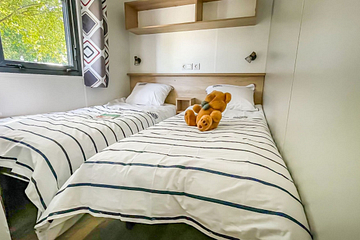 Chambre avec 2 lits de 80x190 dans les cottages Confort Premium 3 chambres et 2 salles de bains au camping Domaine de Mesqueau.