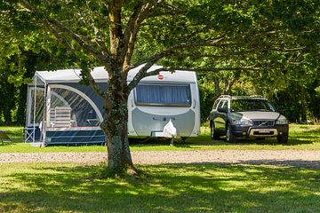 Camping et caravane sous les arbres au Domaine de Mesqueau ©Yann Richard