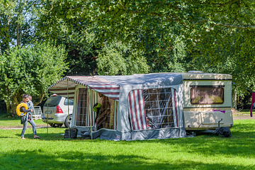 Back from the swimming pool at the caravan on the Domaine de Mesqueau campsite © Yann Richard
