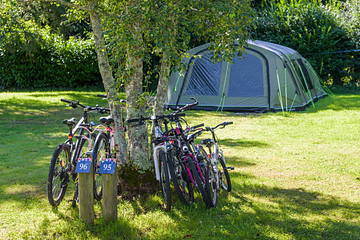 vélo et camping en plein air au Domaine de Mesqueau ©Yann Richard