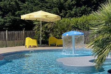 Piscine d&rsquo;&eacute;t&eacute; chauff&eacute;e &agrave; 25&deg;C avec jeux d&rsquo;eau et transats au Domaine de Mesqueau