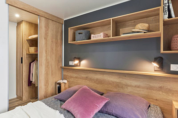 chambre avec lit double et dressing ou espace b&eacute;b&eacute; des cottages 2 chambres au Domaine de Mesqueau votre camping en Bretagne