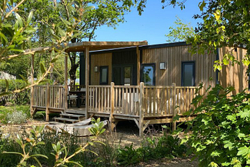 Cottage Premium en bois avec terrasse et transats dans un parc arbor&eacute; au Domaine de Mesqueau en Bretagne