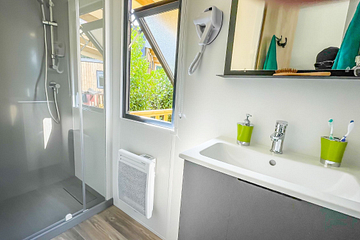 Salle de bain moderne &eacute;quip&eacute;e d\'une douche, s&egrave;che-cheveux et chauffage dans un Lodge Premium au Domaine de Mesqueau.