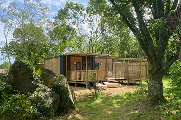 Cottage premium au Domaine de Mesqueau, camping 4 &eacute;toiles en Bretagne, au c&oelig;ur d&rsquo;un cadre bois&eacute; avec un engagement &eacute;cologique.