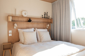 Chambre double avec lit queen size 160x200, rideaux h&ocirc;telier - Lodge &ouml; - c&ocirc;t&eacute; cuisine au  Domaine de Mesqueau pour vos vacances en Bretagne