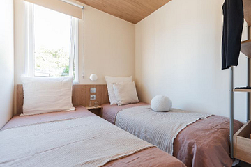 Chambre enfants avec 2 lits de 80x190- Lodge ö - côté cuisine au Domaine de Mesqueau pour vos vacances à Plougasnou