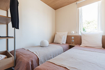 chambre parentale avec 2 lits de 80x190 du Lodge &Ocirc; c&ocirc;t&eacute; salon au Domaine de Mesqueau en Bretagne