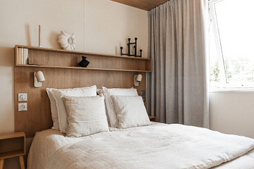 Chambre parentale avec lit queen size 160x200 Nouveau Lodge &Ocirc; Grand Large 2026 &ndash; h&eacute;bergement familial haut de gamme au camping Mesqueau