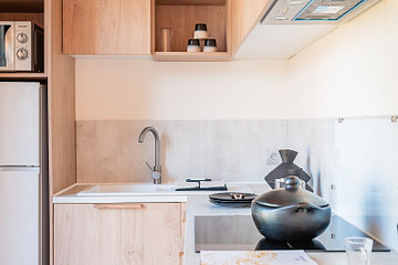 Cuisine équipée ouverte sur la terrasse XXL dans le Lodge ö - côté cuisine au Domaine de Mesqueau