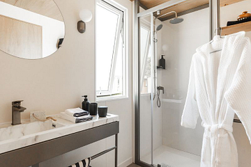 Douche XL 80x100 dans le Lodge &Ocirc; - c&ocirc;t&eacute; cuisine au Domaine de Mesqueau