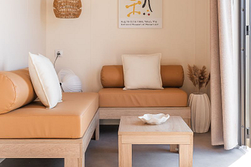 Coin salon du Lodge &Ocirc; c&ocirc;t&eacute; salon au Domaine de Mesqueau en Bretagne