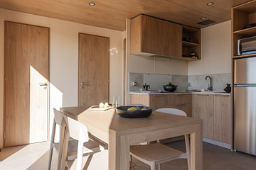 Coin cuisine du Lodge &Ocirc; c&ocirc;t&eacute; salon au Domaine de Mesqueau en Bretagne