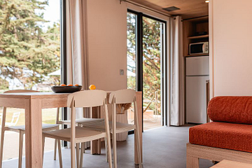 Vue du séjour du Lodge Ô - côté cuisine au domaine de Mesqueau pour des vacances au coeur de la nature