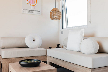 Vue du salon - Lodge ö - côté cuisine - pour des vacances au Domaine de Mesqueau