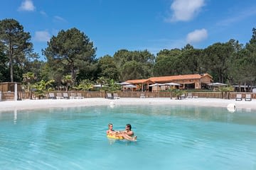 Camping Les Couleurs de la Coubre - Swimming - Couple swimming in the lagoon