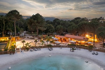 Camping Les Couleurs de la Coubre - Services - Aerial and night view of the large terrace and the lagoon