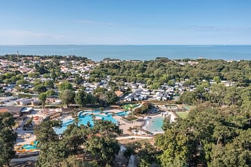 Camping Le Logis - Luchtfoto van de camping met de zee op de achtergrond